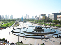 泉城广场位于市区中心，是济南的中心广场，也是一座集文化娱乐、绿化休闲和商业购物为一体的大型现代化广场。 